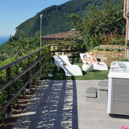 La Terrazza Sul Lago, *